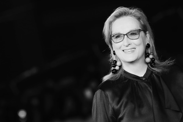 Lire la suite à propos de l’article Portrait de Meryl Streep : Élégance et Distinction.