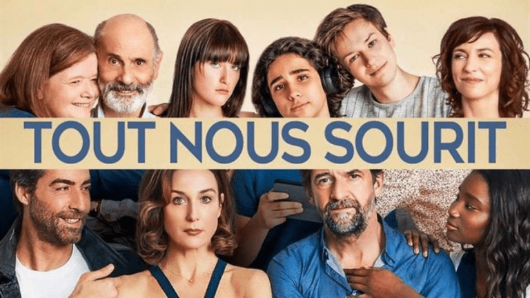 Critique « Tout nous sourit » (2021) : Une famille peut en cacher une autre ! - ScreenTune