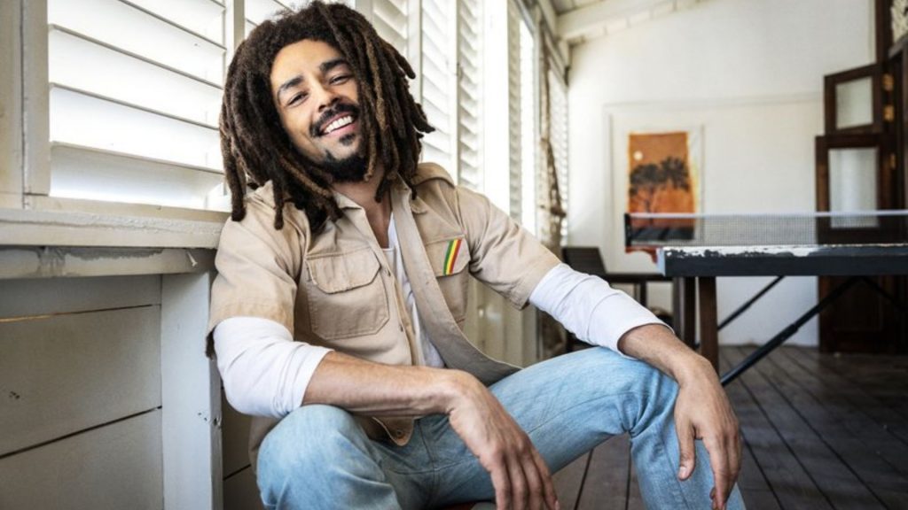 Critique « BOB MARLEY - ONE LOVE » (2024) : LÈVE-TOI POUR LA MUSIQUE ! - ScreenTune