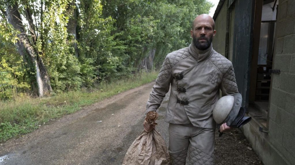 Critique « THE BEEKEEPER » (2024) : Un bon coup de pied dans la ruche ! - ScreenTune