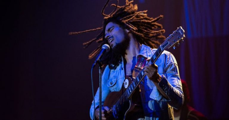 Critique « BOB MARLEY - ONE LOVE » (2024) : LÈVE-TOI POUR LA MUSIQUE ! - ScreenTune